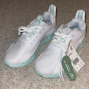 WOMENS REEBOK SNEAKERS NWT